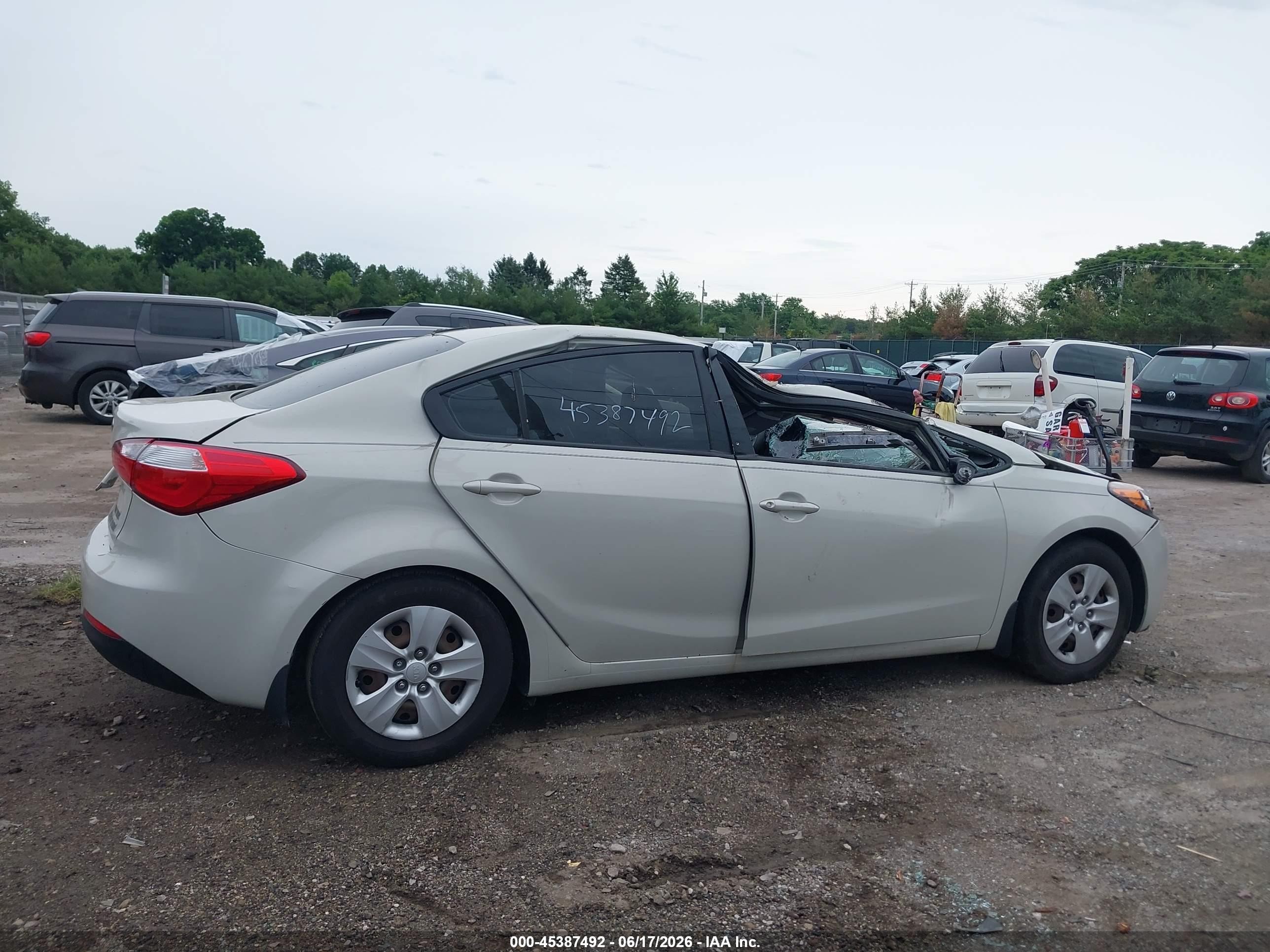 2015 Kia Forte Lx Cream vin: KNAFK4A66F5312525