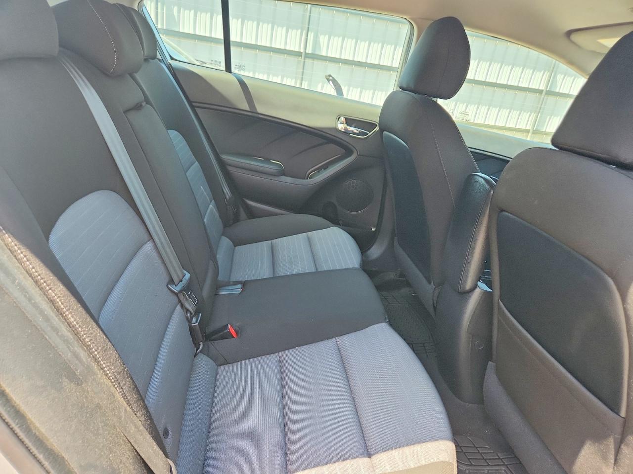 2016 Kia Forte Lx Серебряный vin: KNAFK5A83G5525165