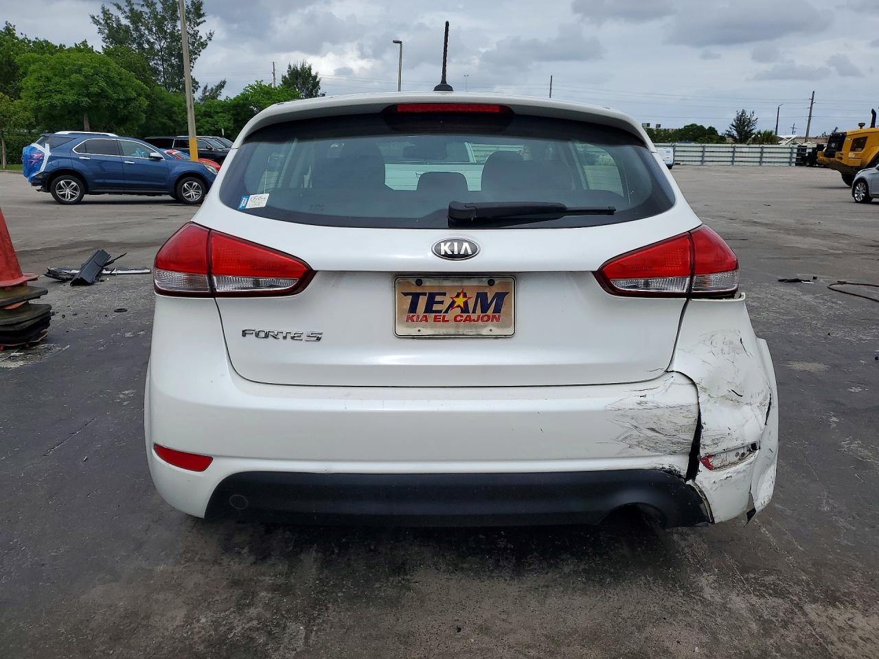 2016 Kia Forte Lx White vin: KNAFK5A86G5636616