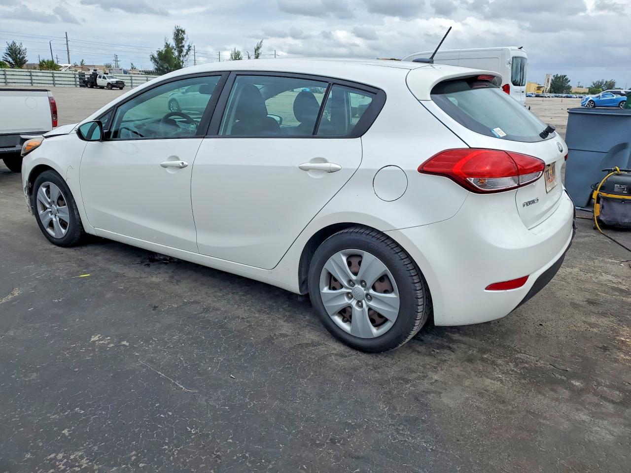 2016 Kia Forte Lx White vin: KNAFK5A86G5636616