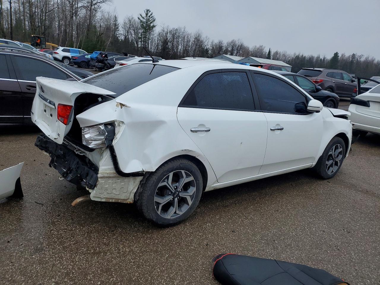 2012 Kia Forte White vin: KNAFU4A24C5628041