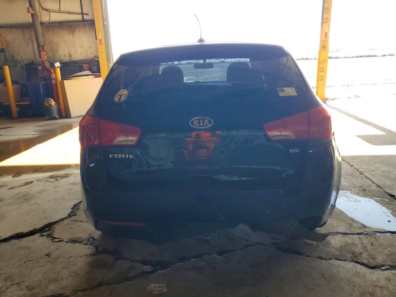 2011 Kia Forte Black vin: KNAFW5A3XB5361236