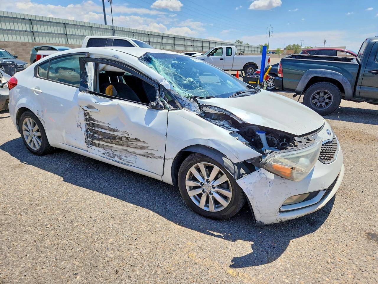 2014 Kia Forte White vin: KNAFX4A61E5228614