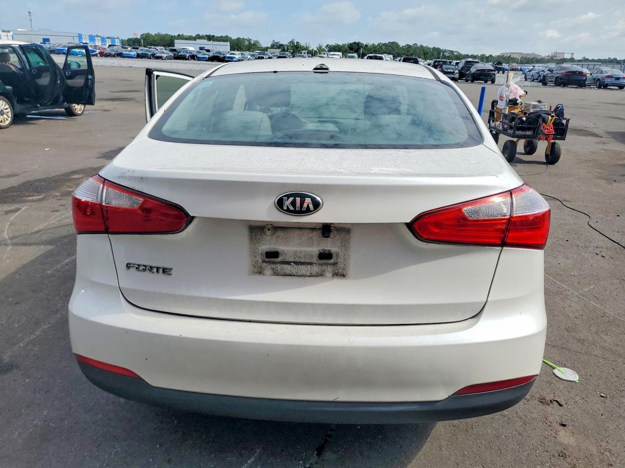 2015 Kia Forte Lx White vin: KNAFX4A64F5261558