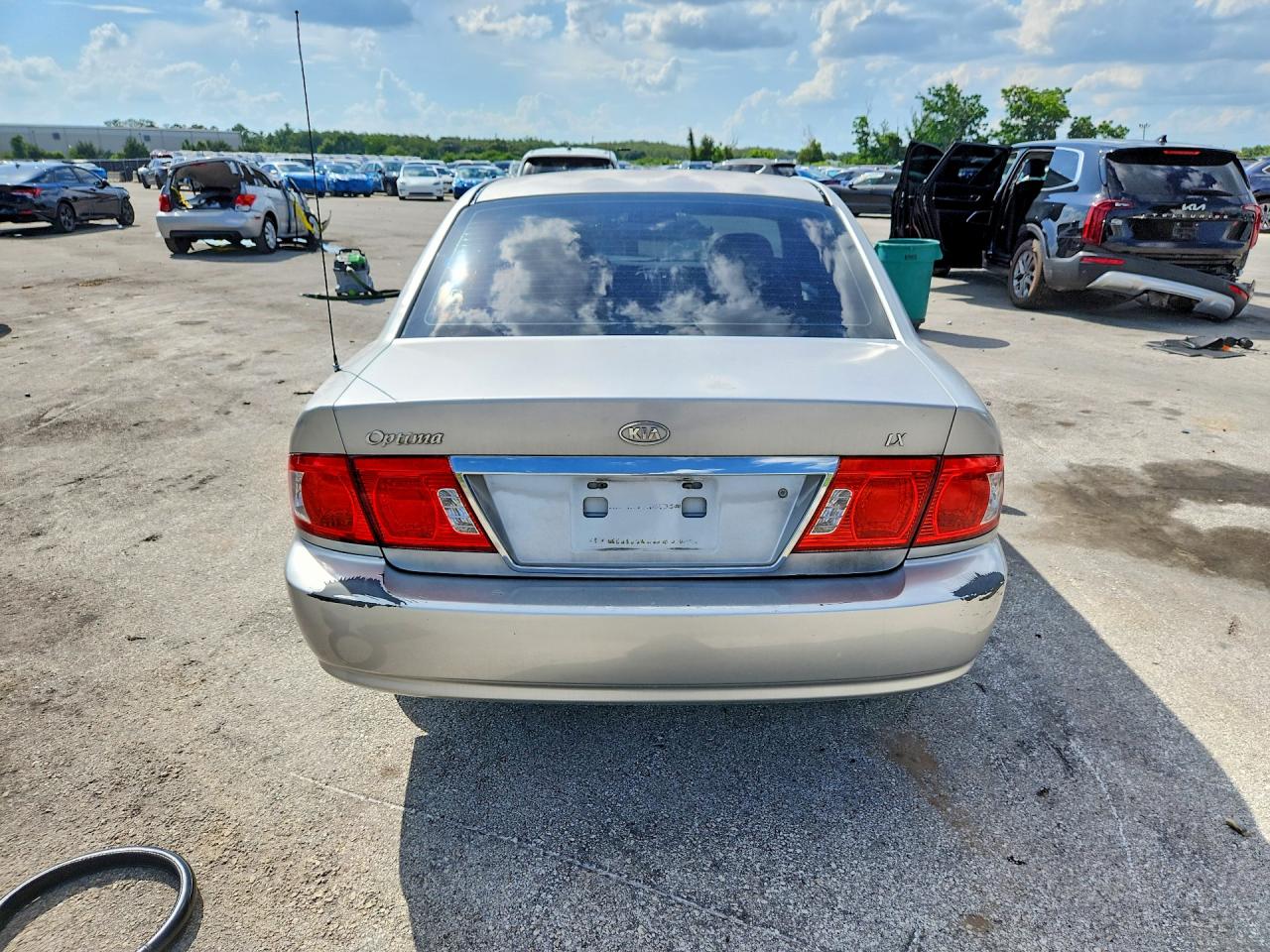 2005 Kia Optima Lx Silver vin: KNAGD126555383175