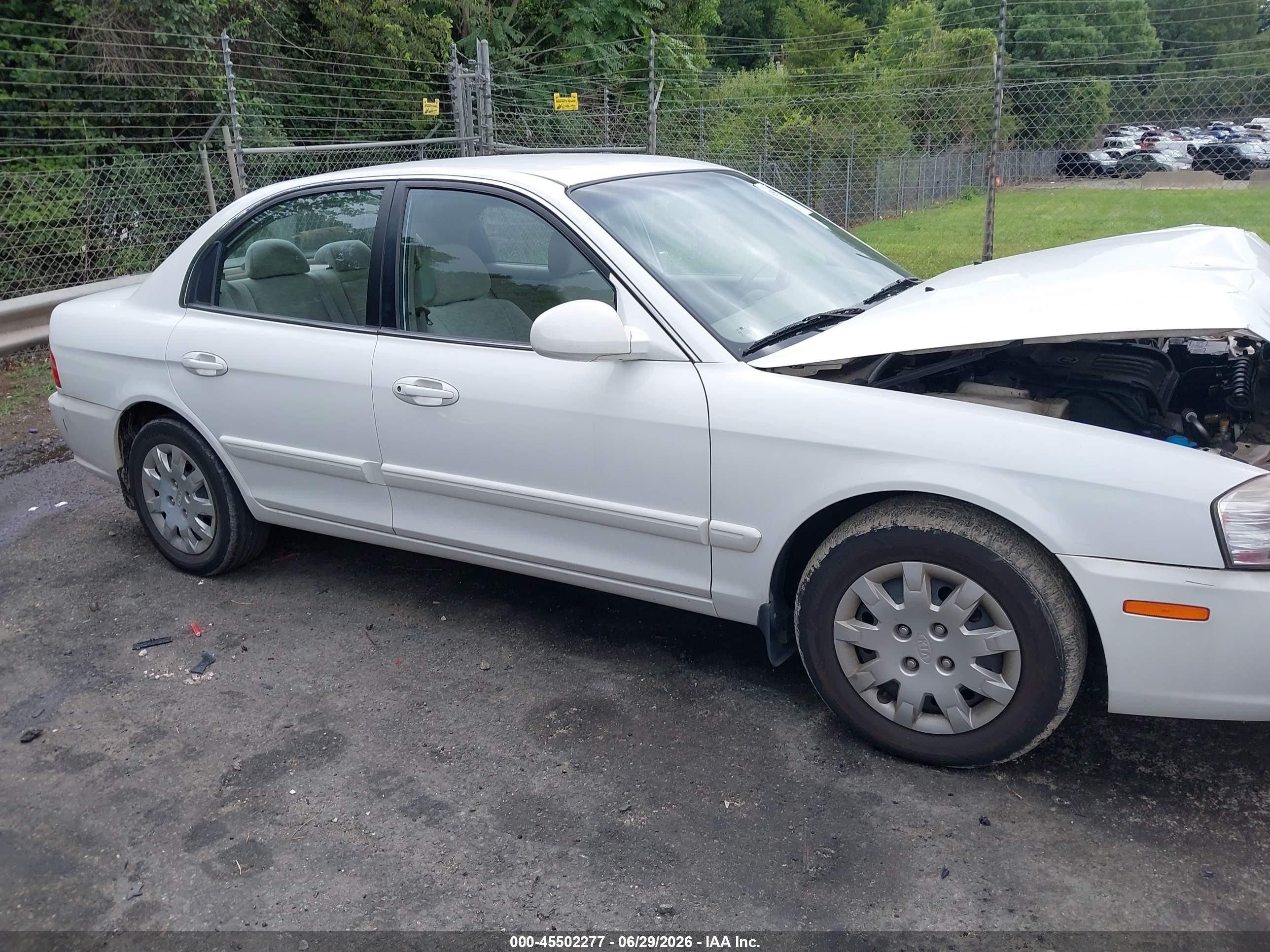 2005 Kia Optima Ex/lx White vin: KNAGD126655396551