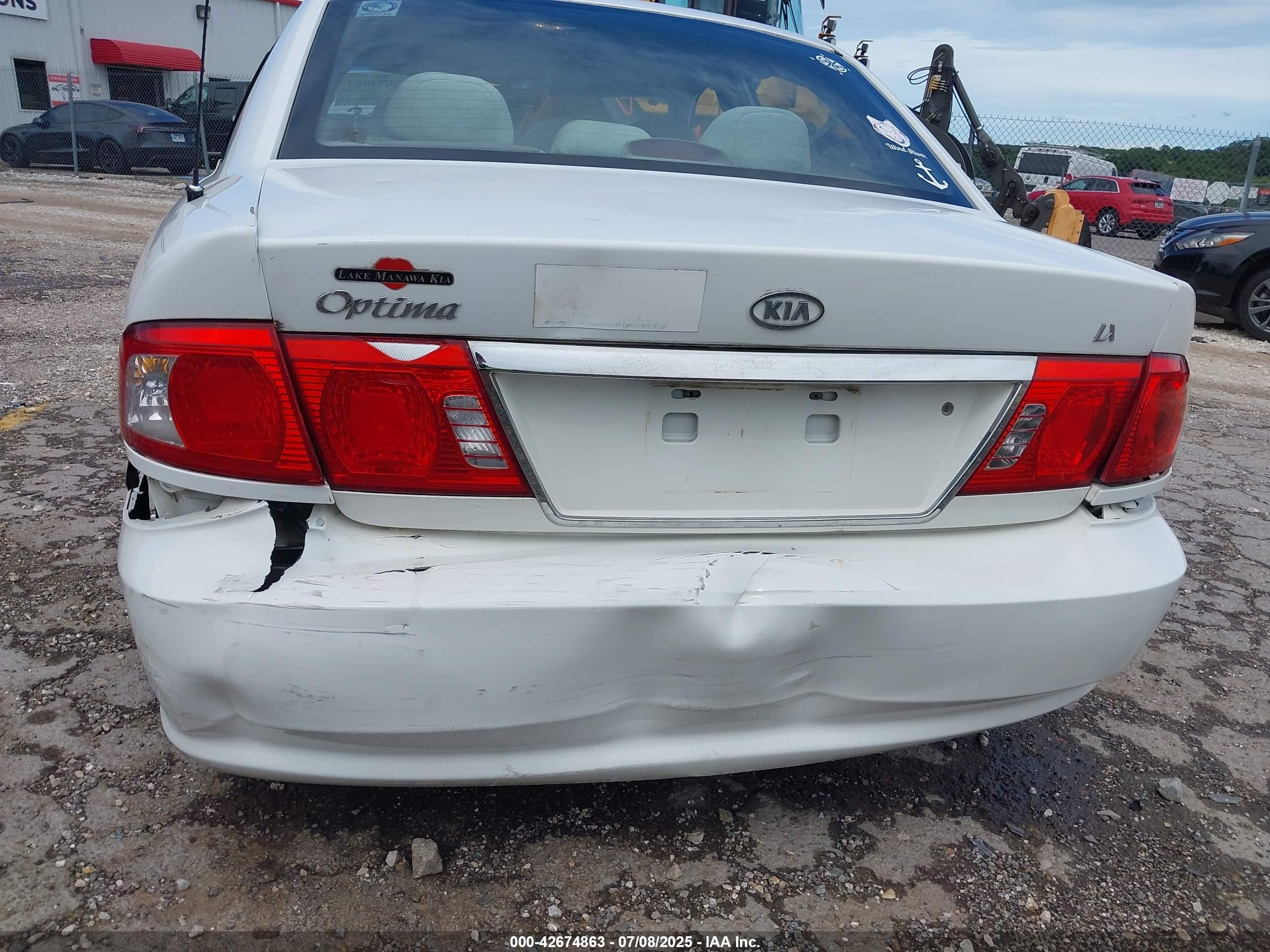 2005 Kia Optima Ex/lx White vin: KNAGD126755382111