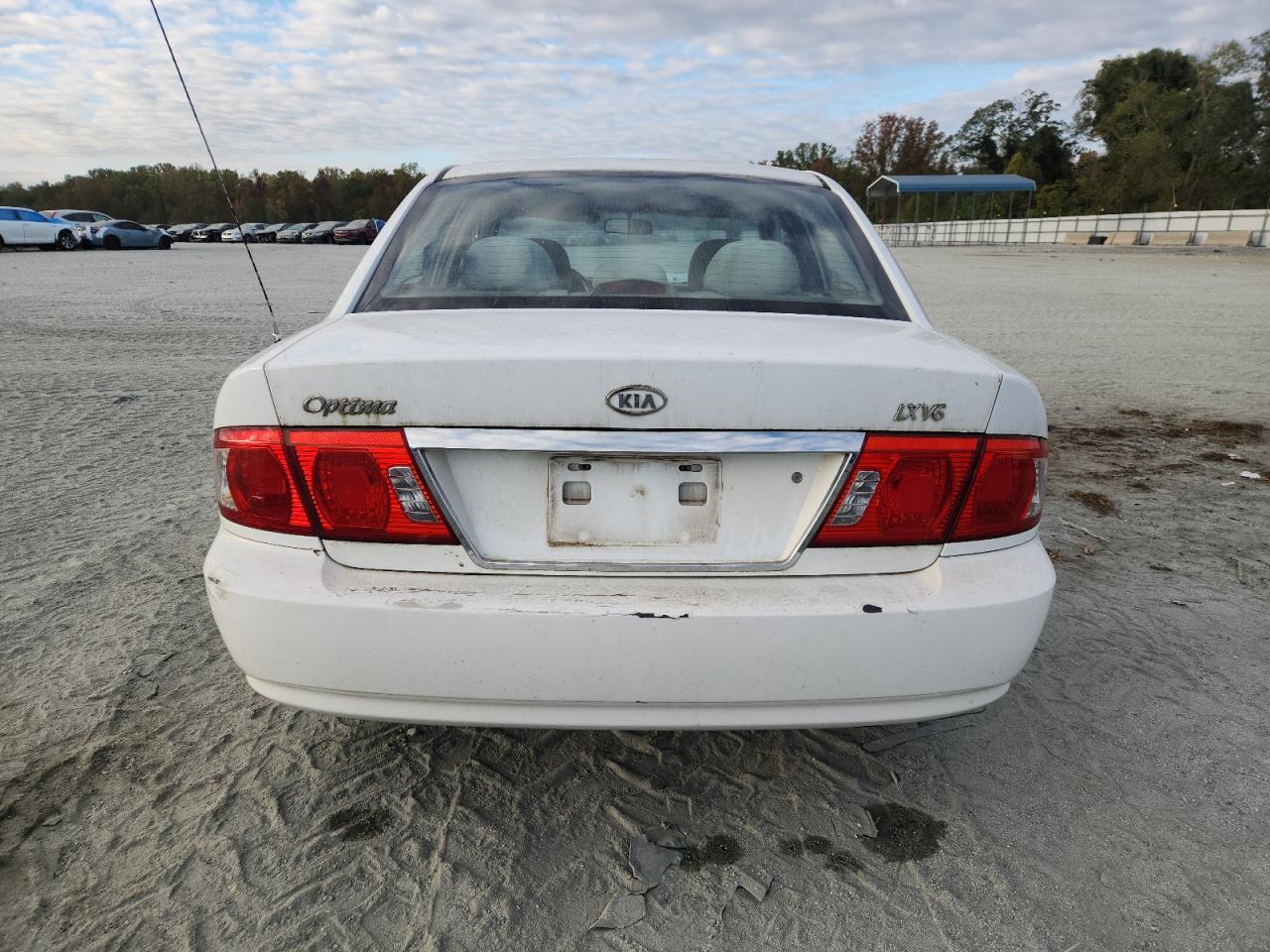2005 Kia Optima Lx White vin: KNAGD128055404032