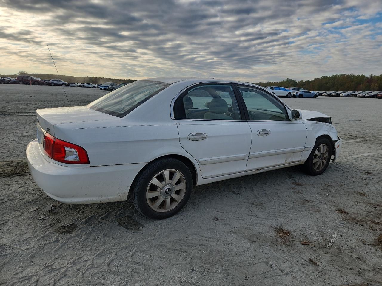 2005 Kia Optima Lx White vin: KNAGD128055404032