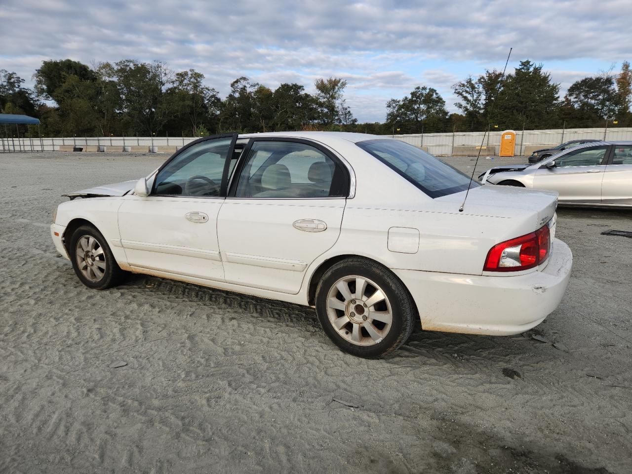 2005 Kia Optima Lx White vin: KNAGD128055404032