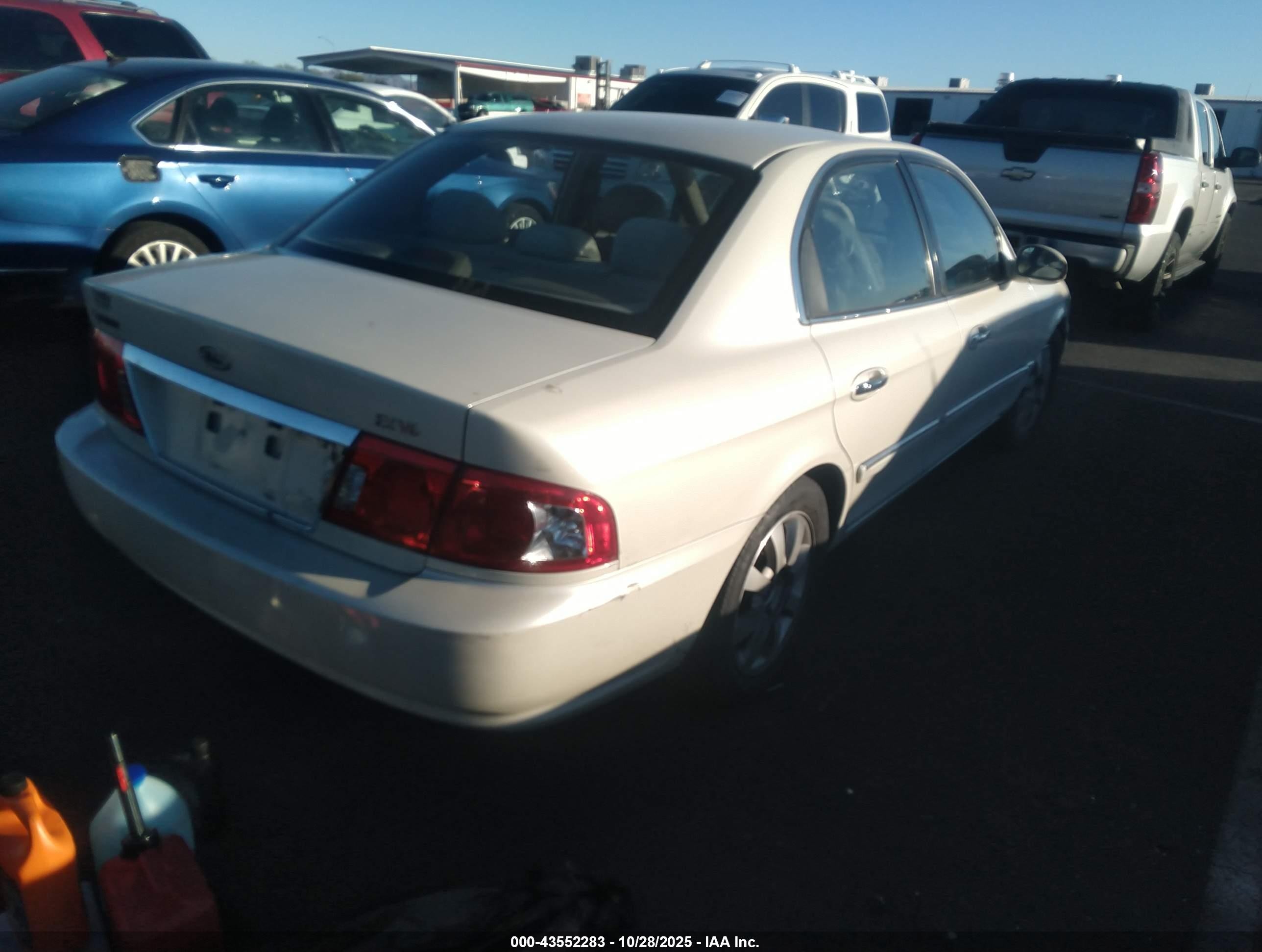 2005 Kia Optima   Белый vin: KNAGD128355397304