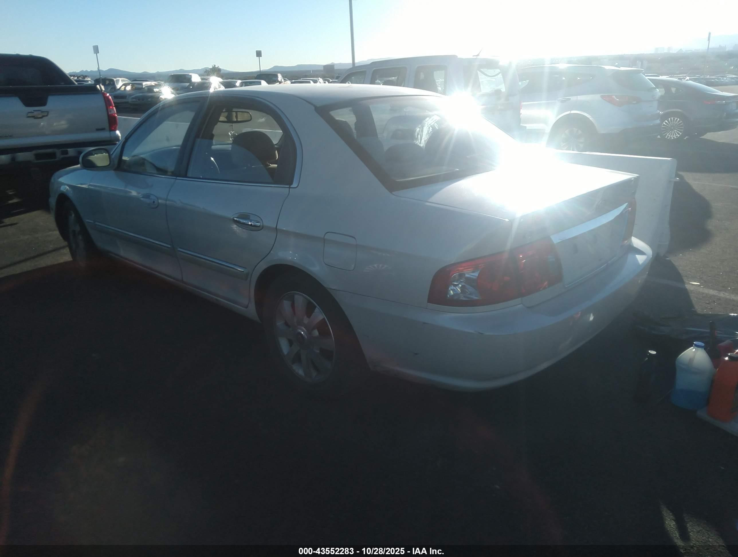 2005 Kia Optima   Белый vin: KNAGD128355397304