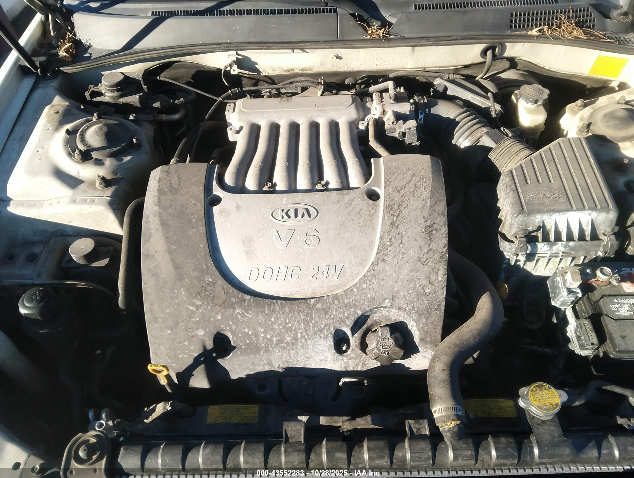 2005 Kia Optima   Белый vin: KNAGD128355397304