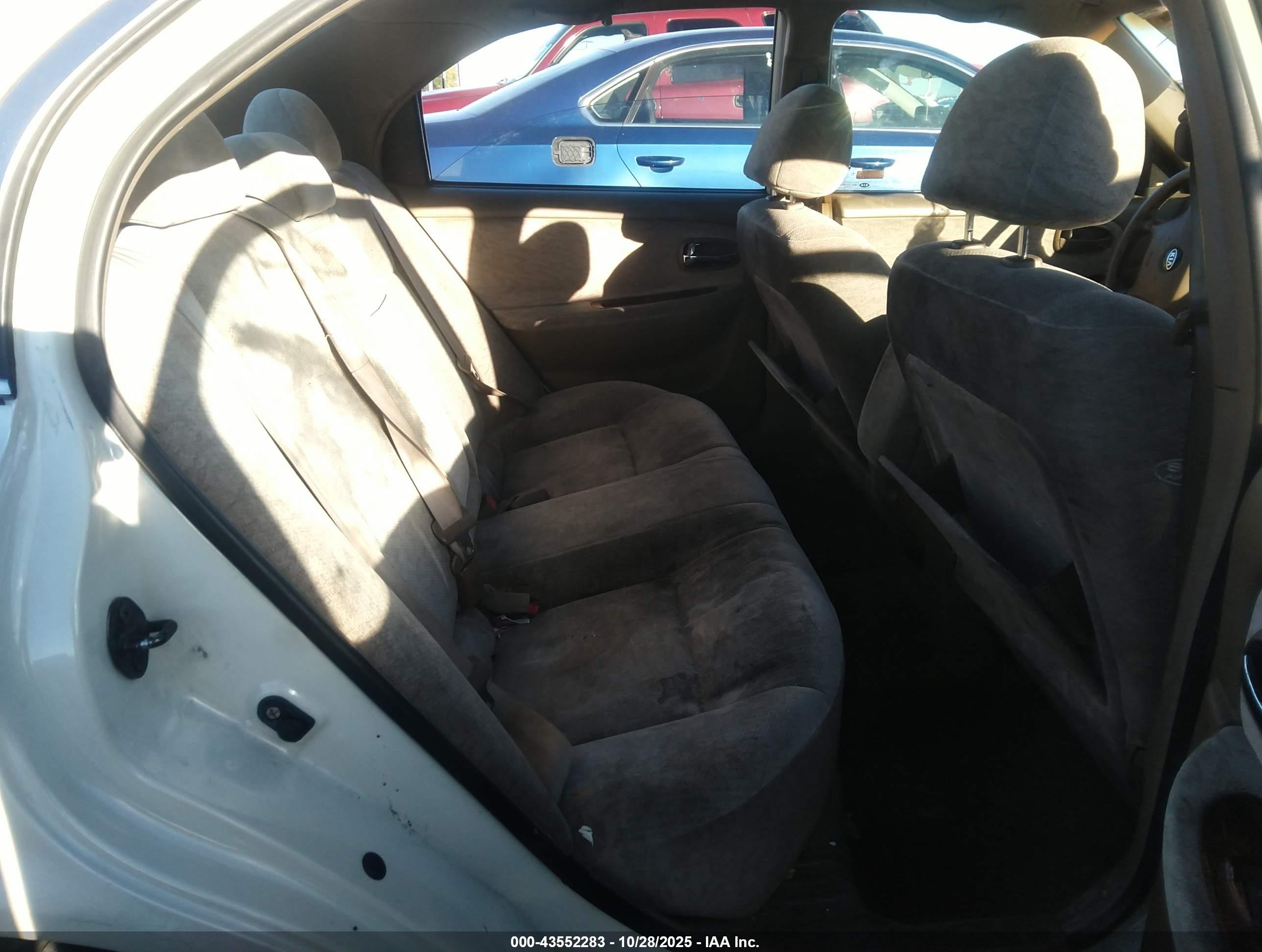 2005 Kia Optima   Белый vin: KNAGD128355397304
