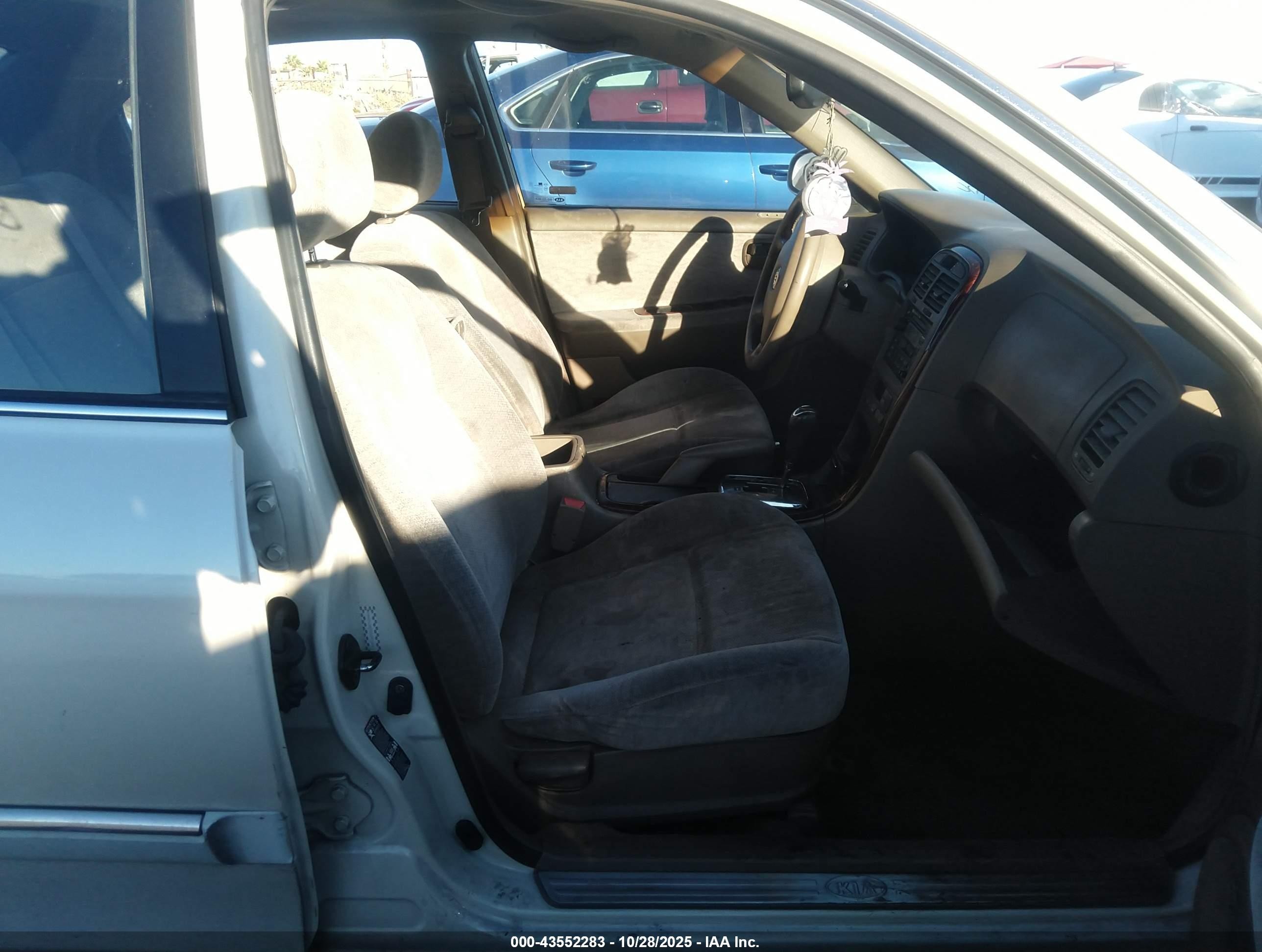 2005 Kia Optima   Белый vin: KNAGD128355397304