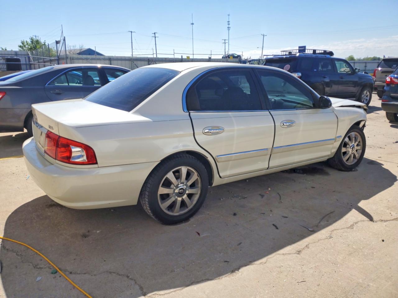 2004 Kia Optima Lx/ex White vin: KNAGD128645330064