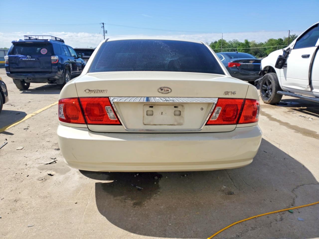 2004 Kia Optima Lx/ex White vin: KNAGD128645330064