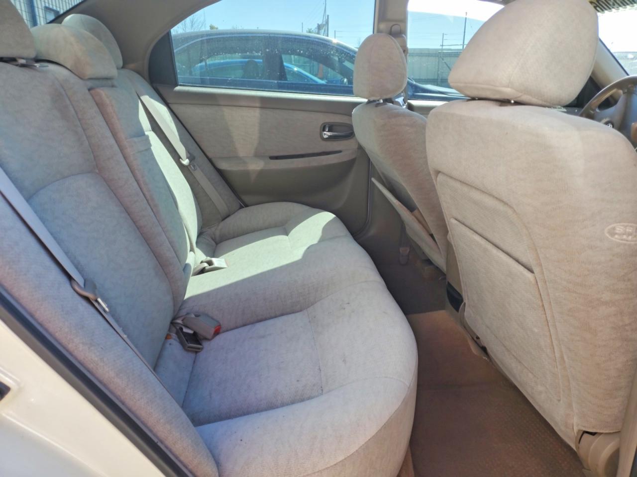 2004 Kia Optima Lx/ex White vin: KNAGD128645330064