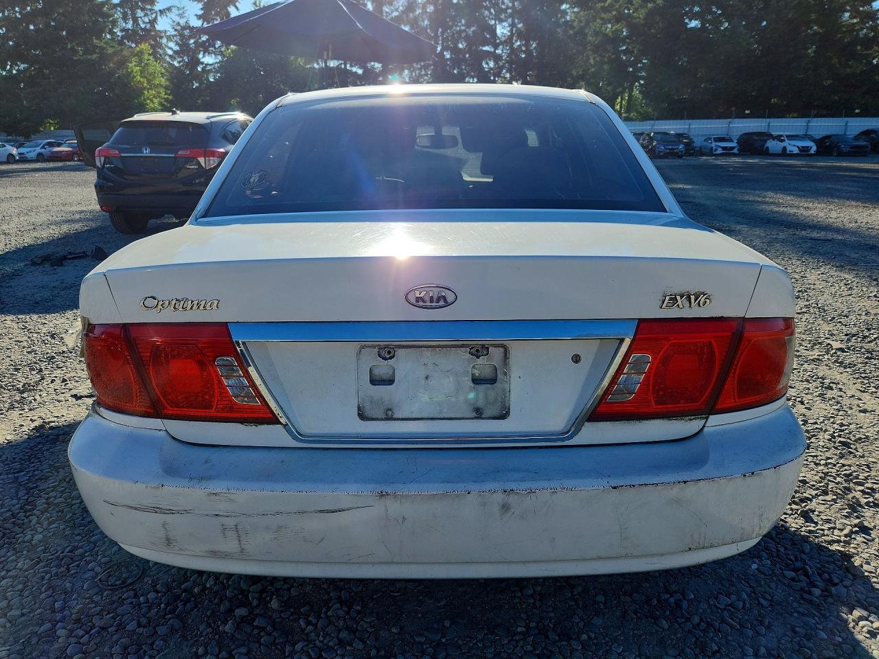 2004 Kia Optima Lx V6 White vin: KNAGD128745368077