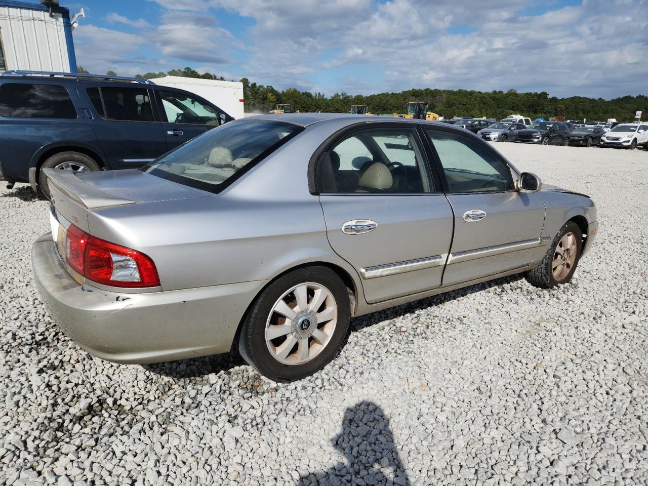 2004 Kia Optima Lx Beige vin: KNAGD128945318409