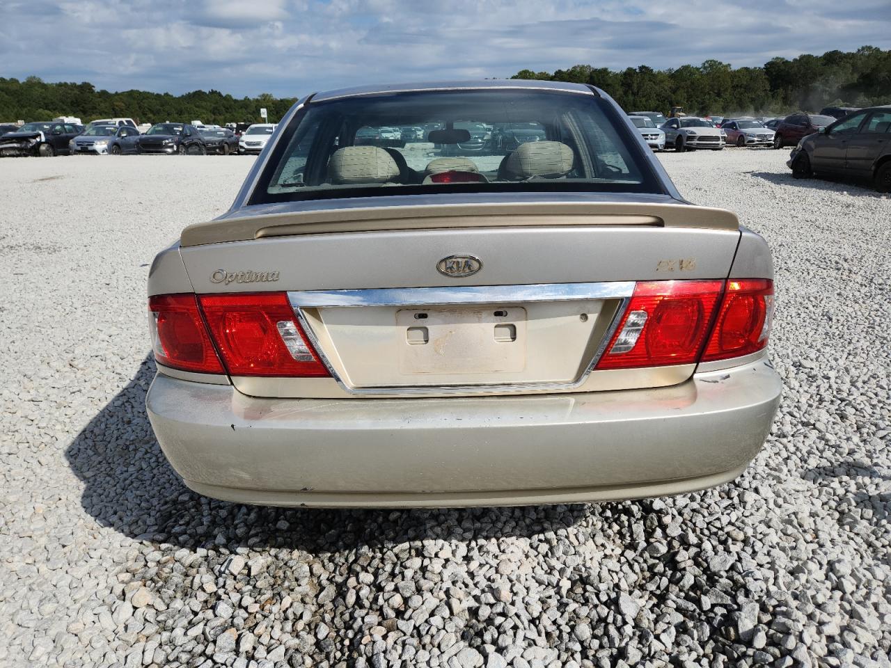 2004 Kia Optima Lx Beige vin: KNAGD128945318409
