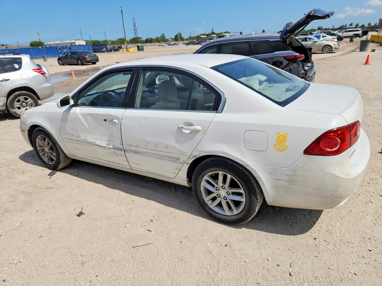 2007 Kia Optima White vin: KNAGE123075102101