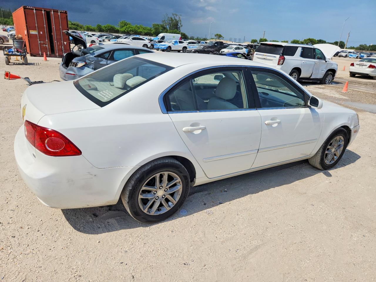 2007 Kia Optima White vin: KNAGE123075102101