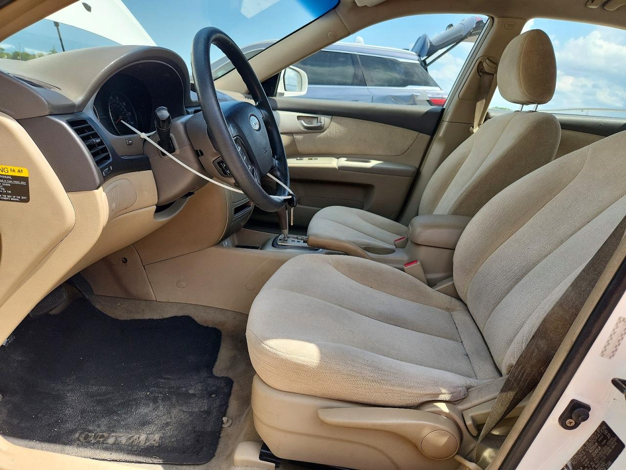 2007 Kia Optima White vin: KNAGE123075102101