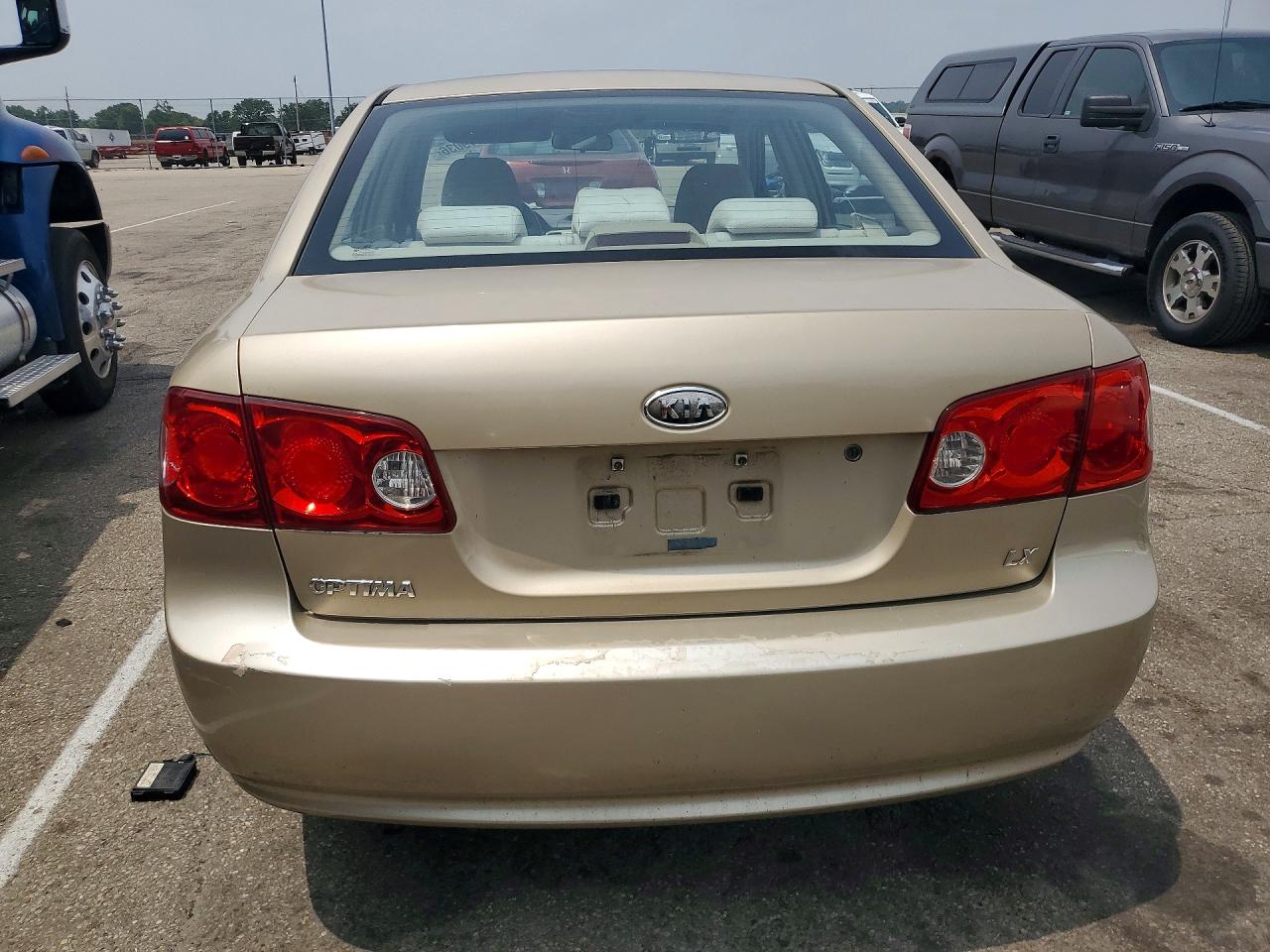 2008 Kia Optima Lx Beige vin: KNAGE123985203350