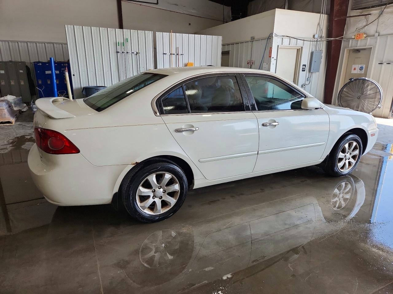 2008 Kia Optima Lx White vin: KNAGE123985213795