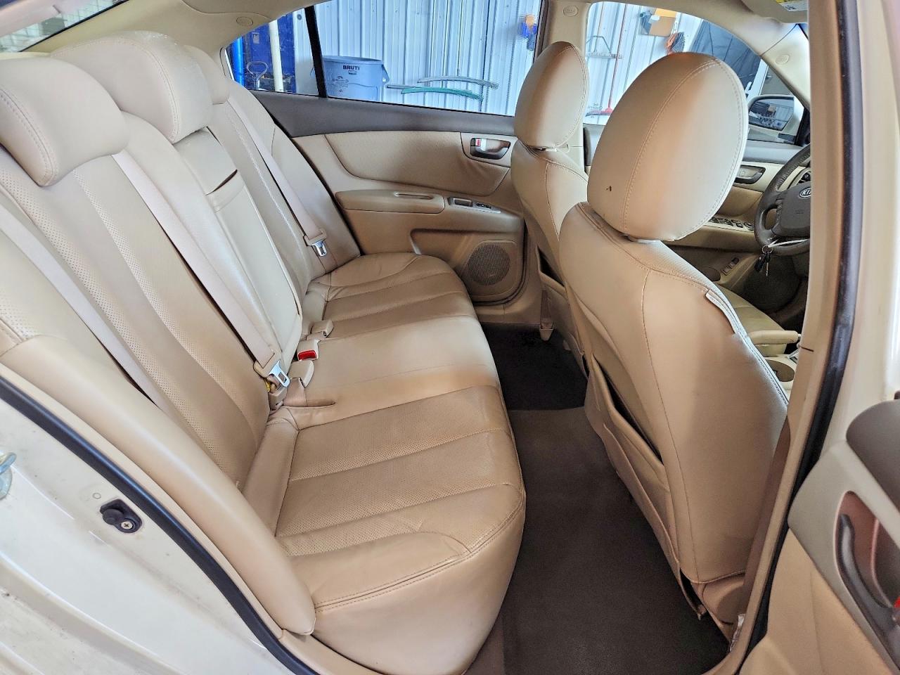 2008 Kia Optima Lx White vin: KNAGE123985213795