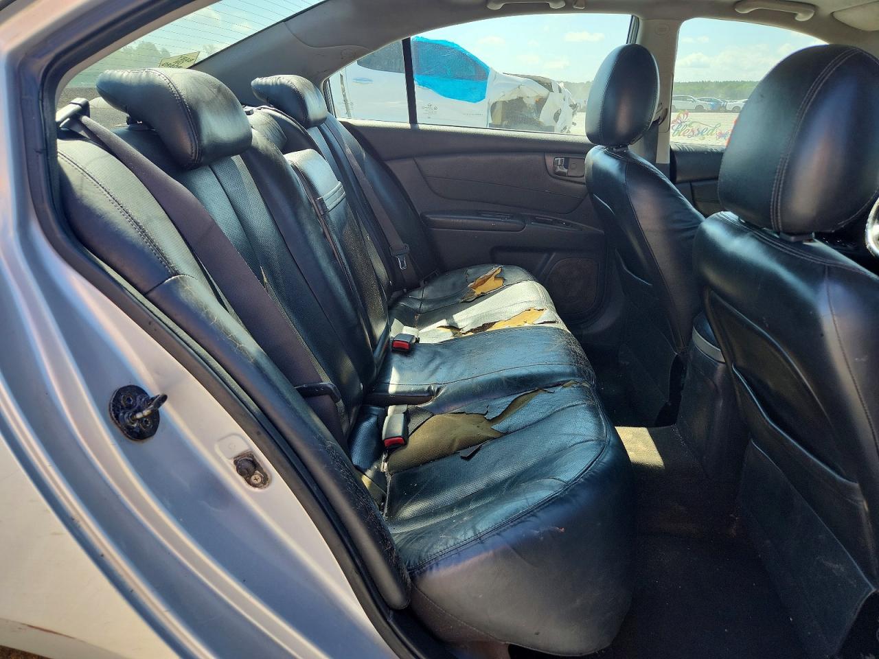 2006 Kia Optima Silver vin: KNAGE124165056737