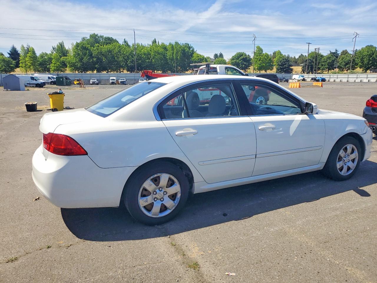 2009 Kia Optima White vin: KNAGE228895292766