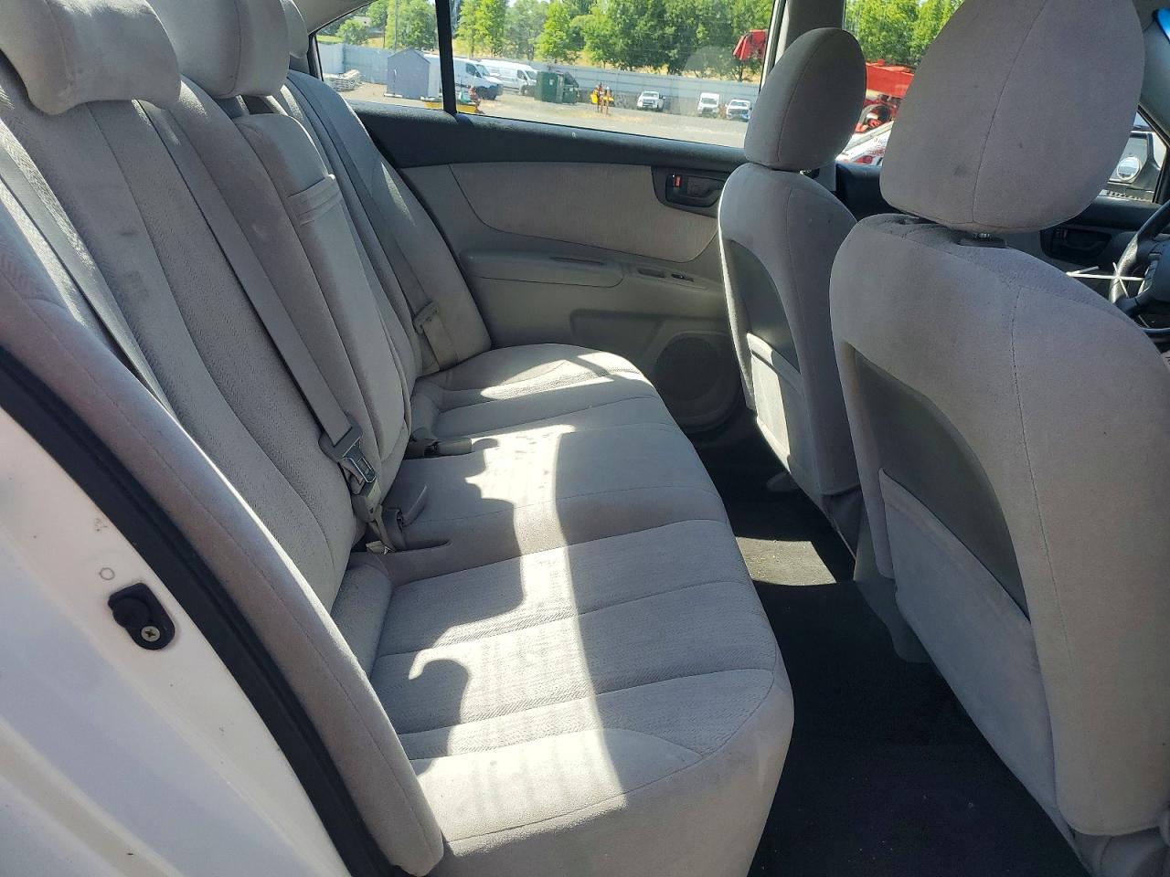 2009 Kia Optima White vin: KNAGE228895292766