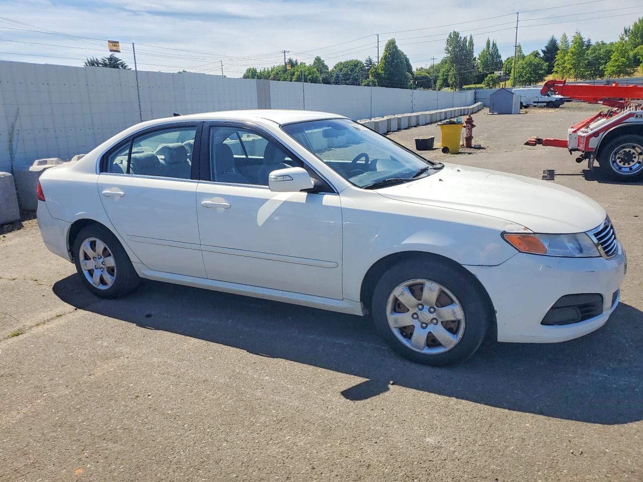 2009 Kia Optima White vin: KNAGE228895292766