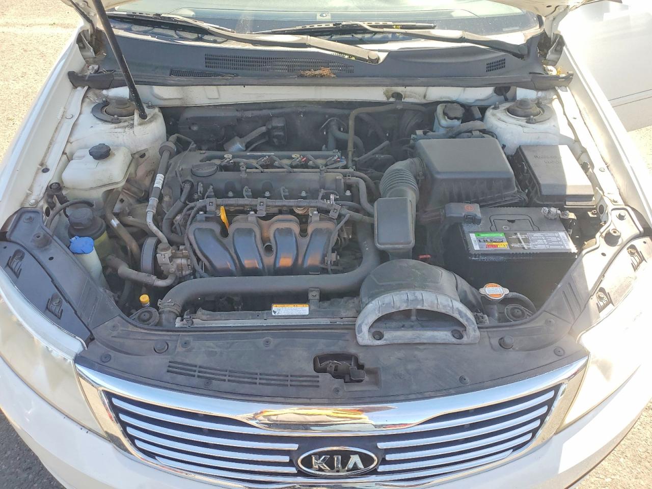 2009 Kia Optima White vin: KNAGE228895292766
