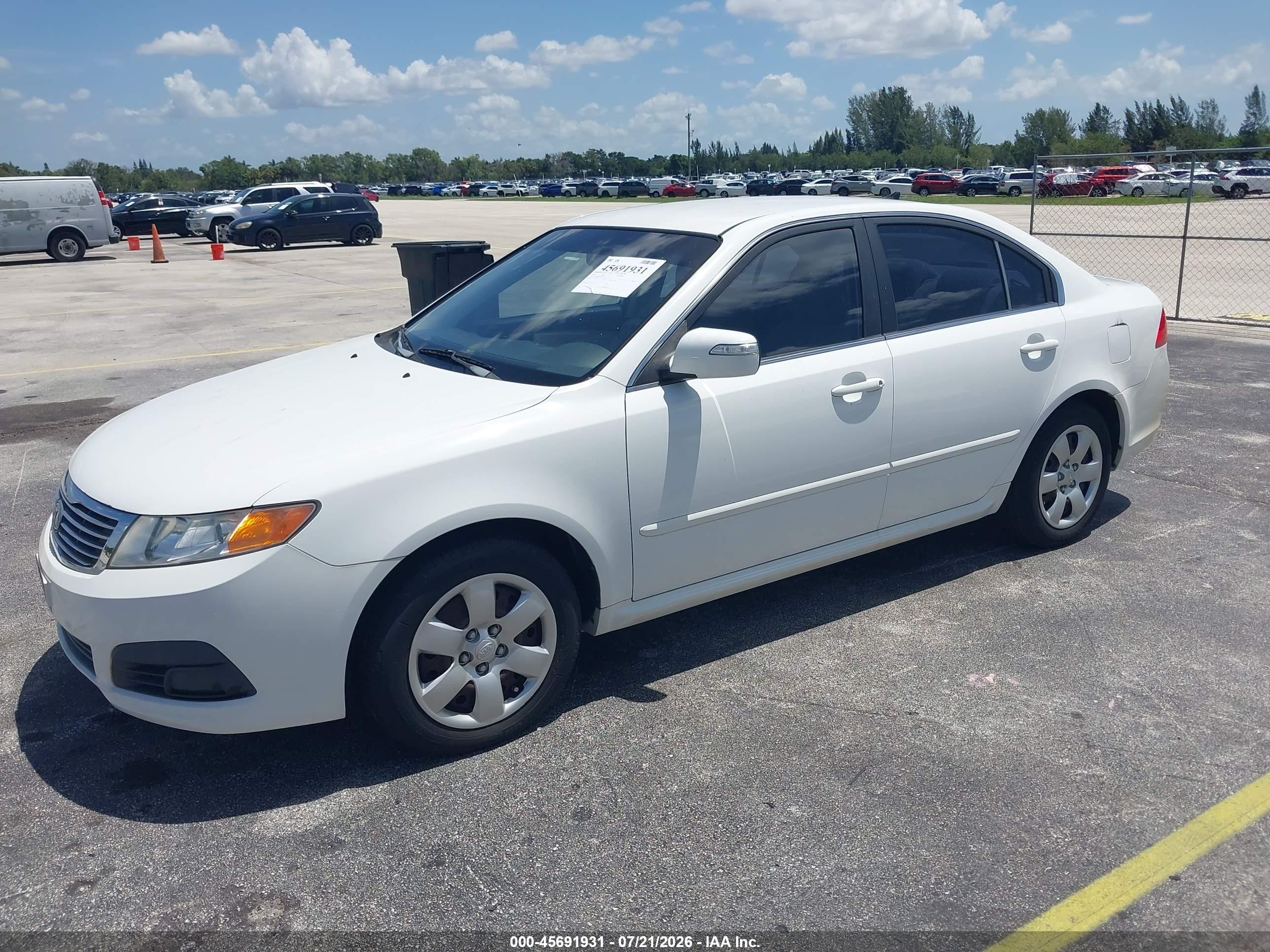 2009 Kia Optima Lx White vin: KNAGE228995298432