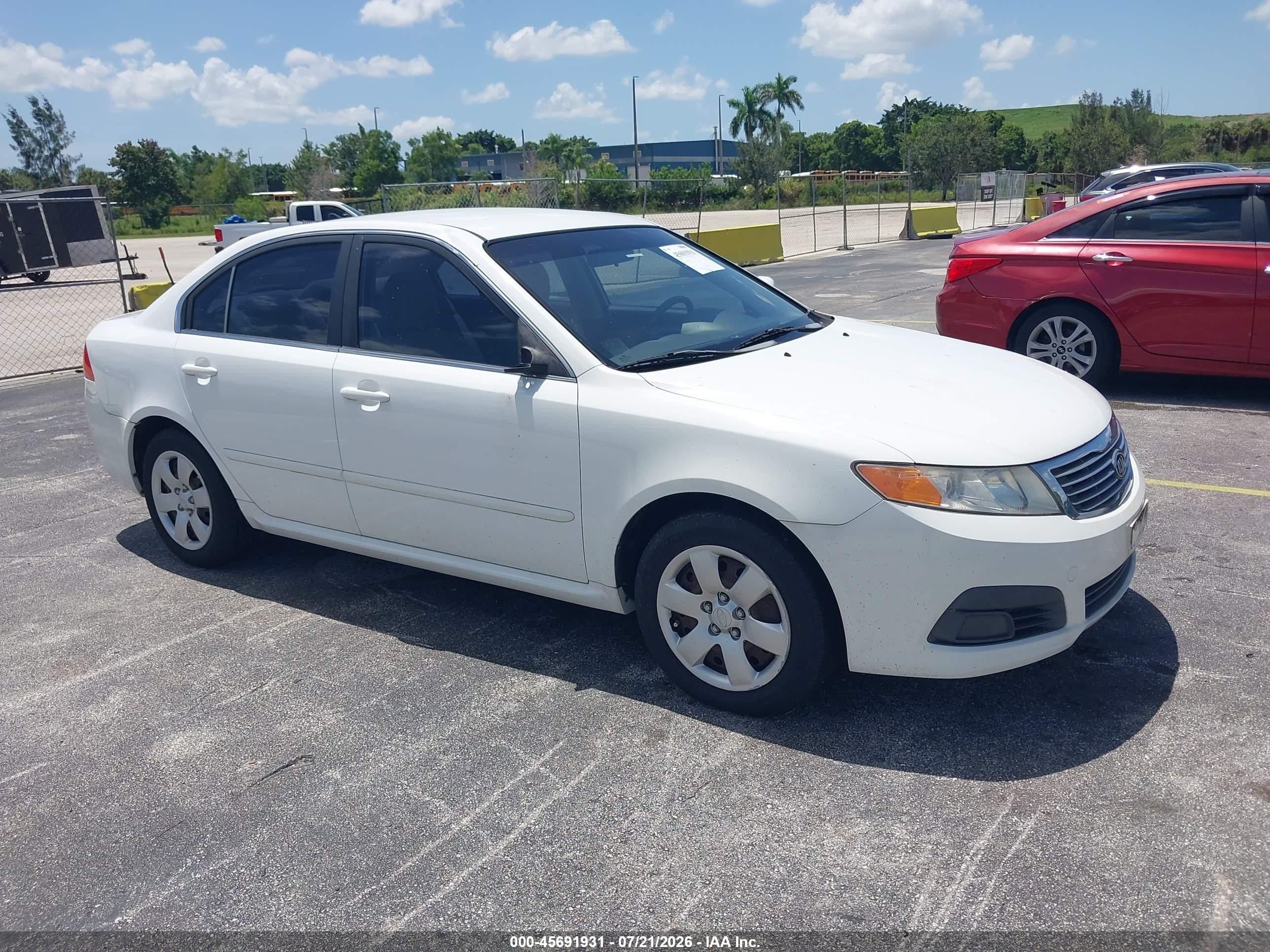 2009 Kia Optima Lx Белый vin: KNAGE228995298432
