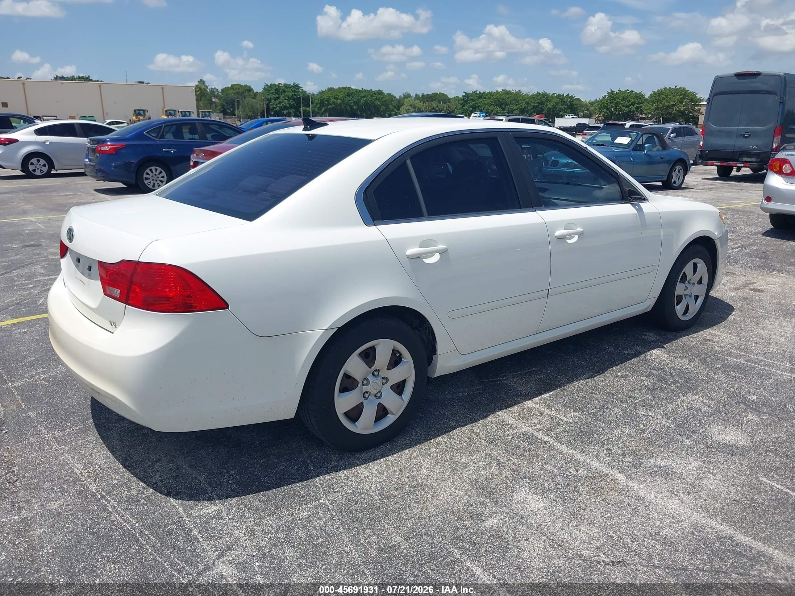 2009 Kia Optima Lx White vin: KNAGE228995298432