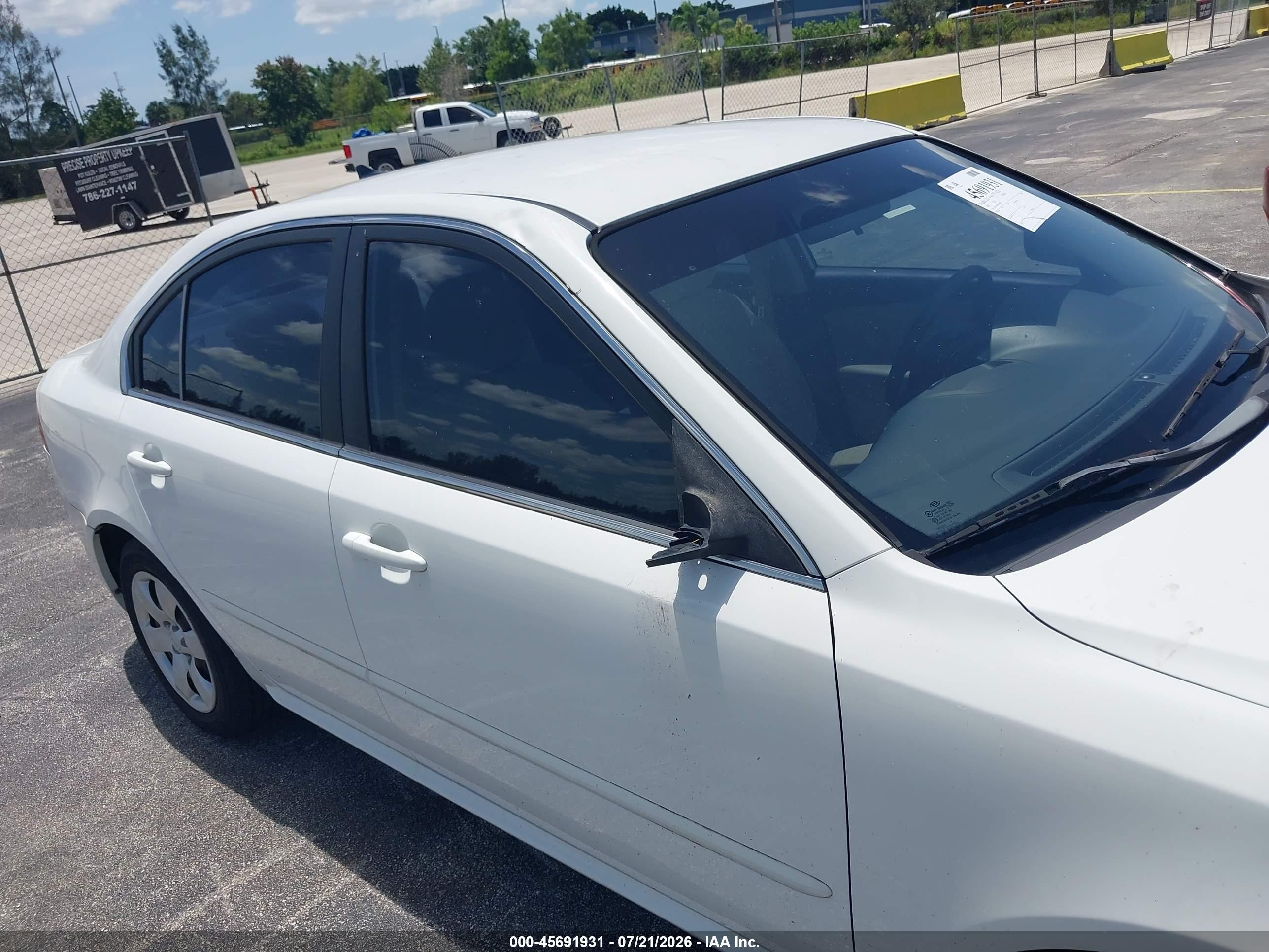 2009 Kia Optima Lx White vin: KNAGE228995298432