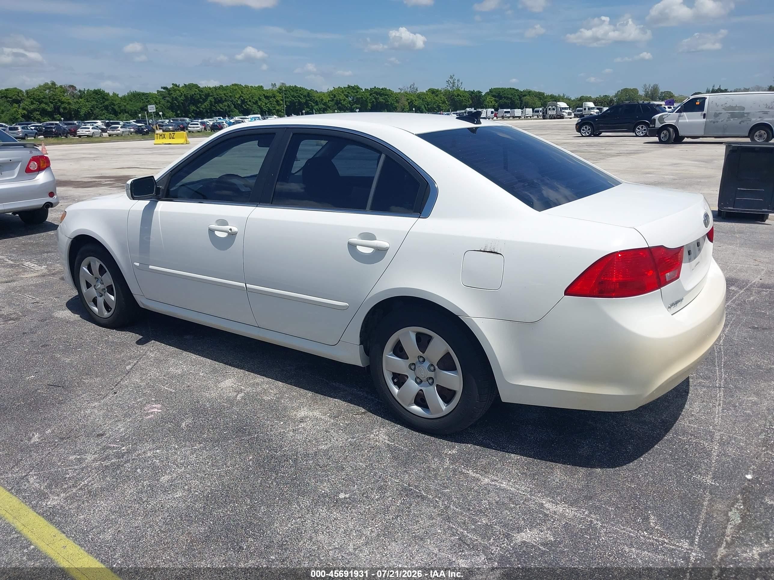 2009 Kia Optima Lx White vin: KNAGE228995298432