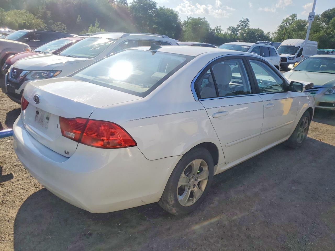 2009 Kia Optima Lx White vin: KNAGE228995311826