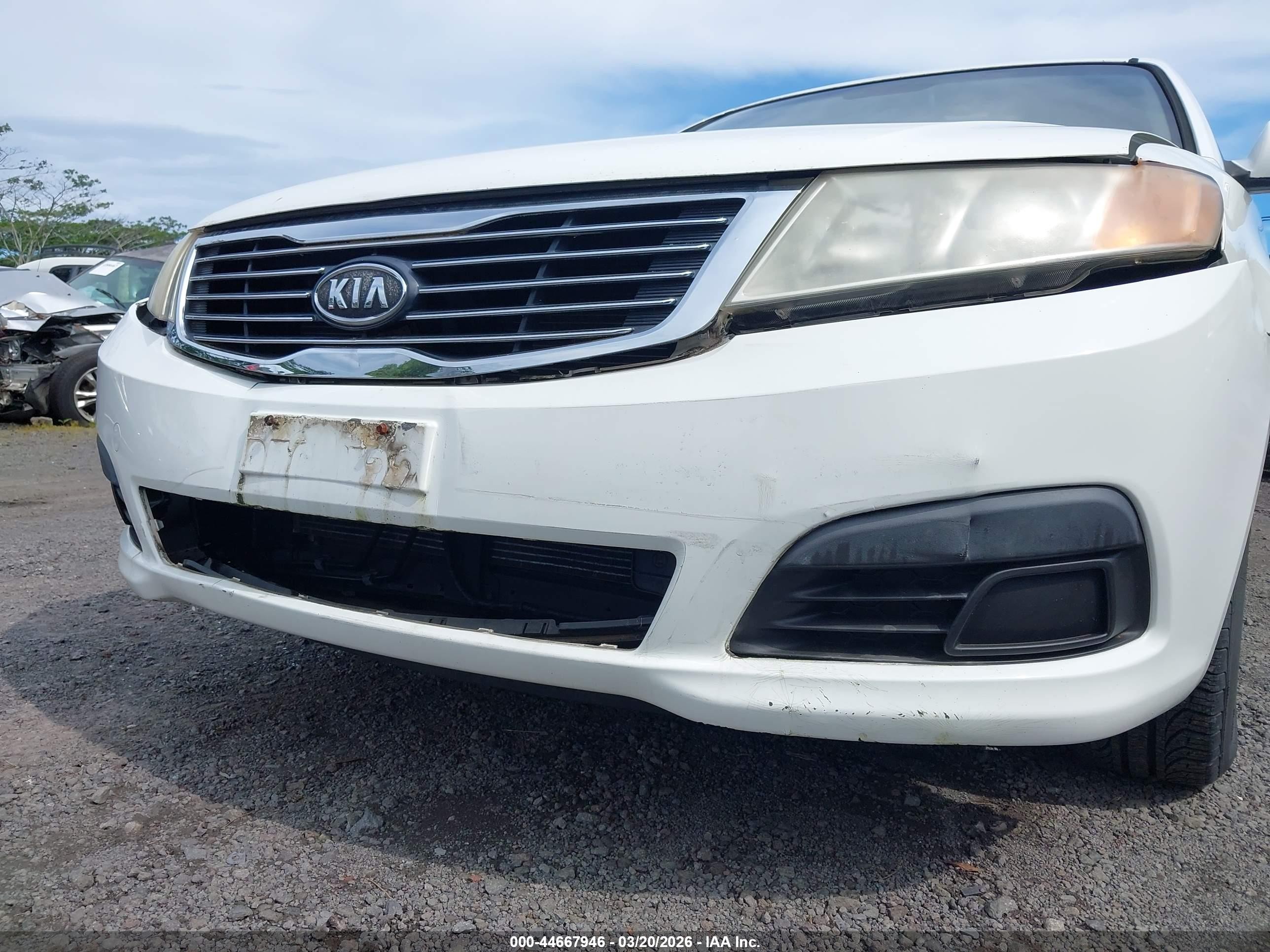 2009 Kia Optima Lx White vin: KNAGE228995333468