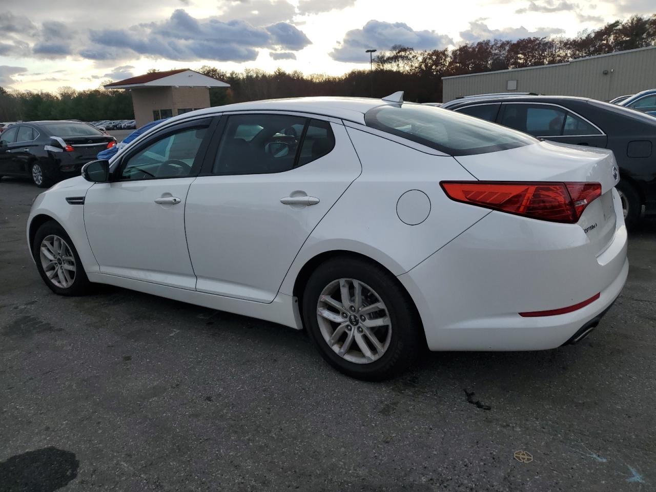 2011 Kia Optima Lx Белый vin: KNAGM4A71B5186429
