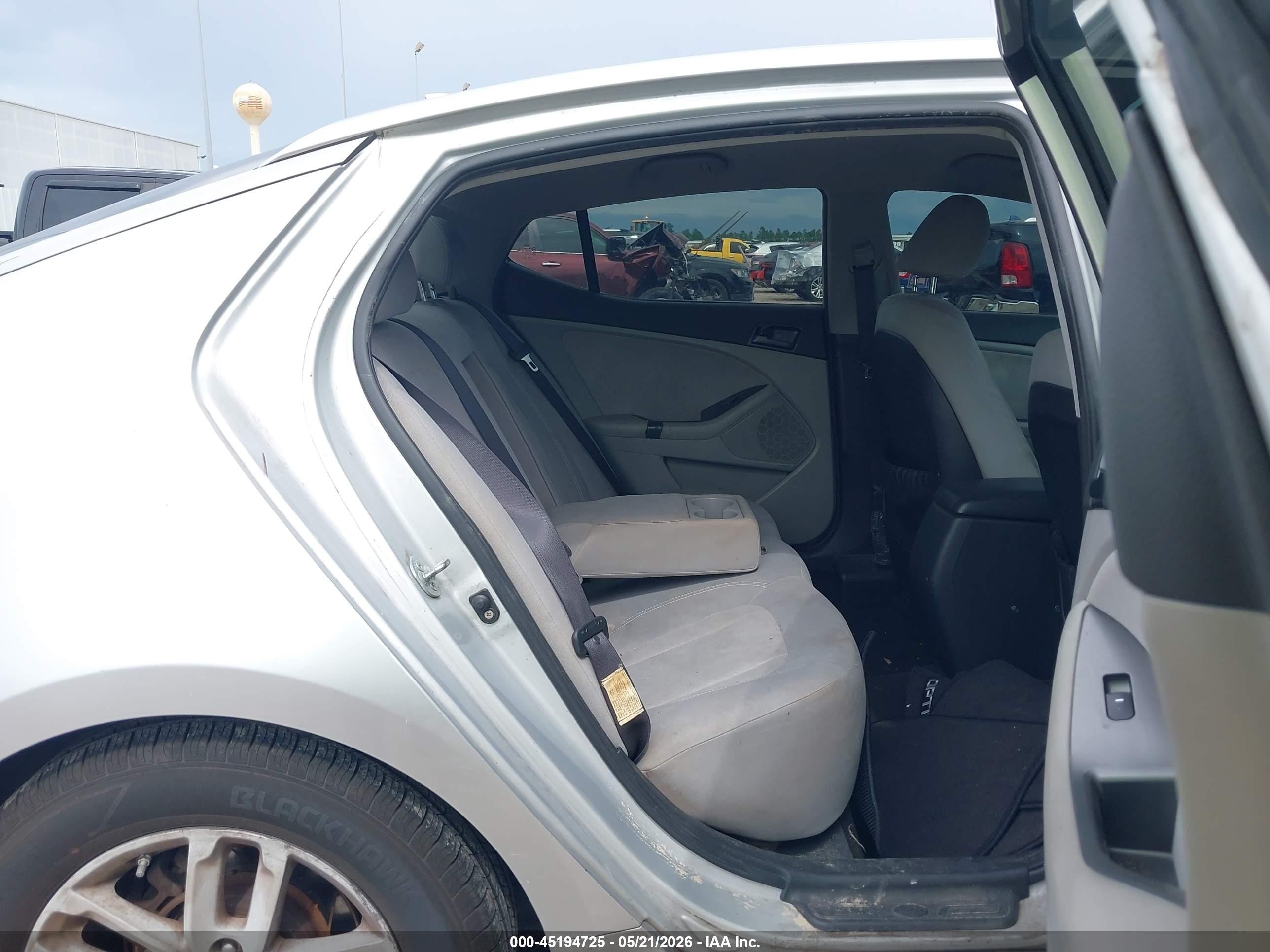2011 Kia Optima Lx Серебряный vin: KNAGM4A72B5065151