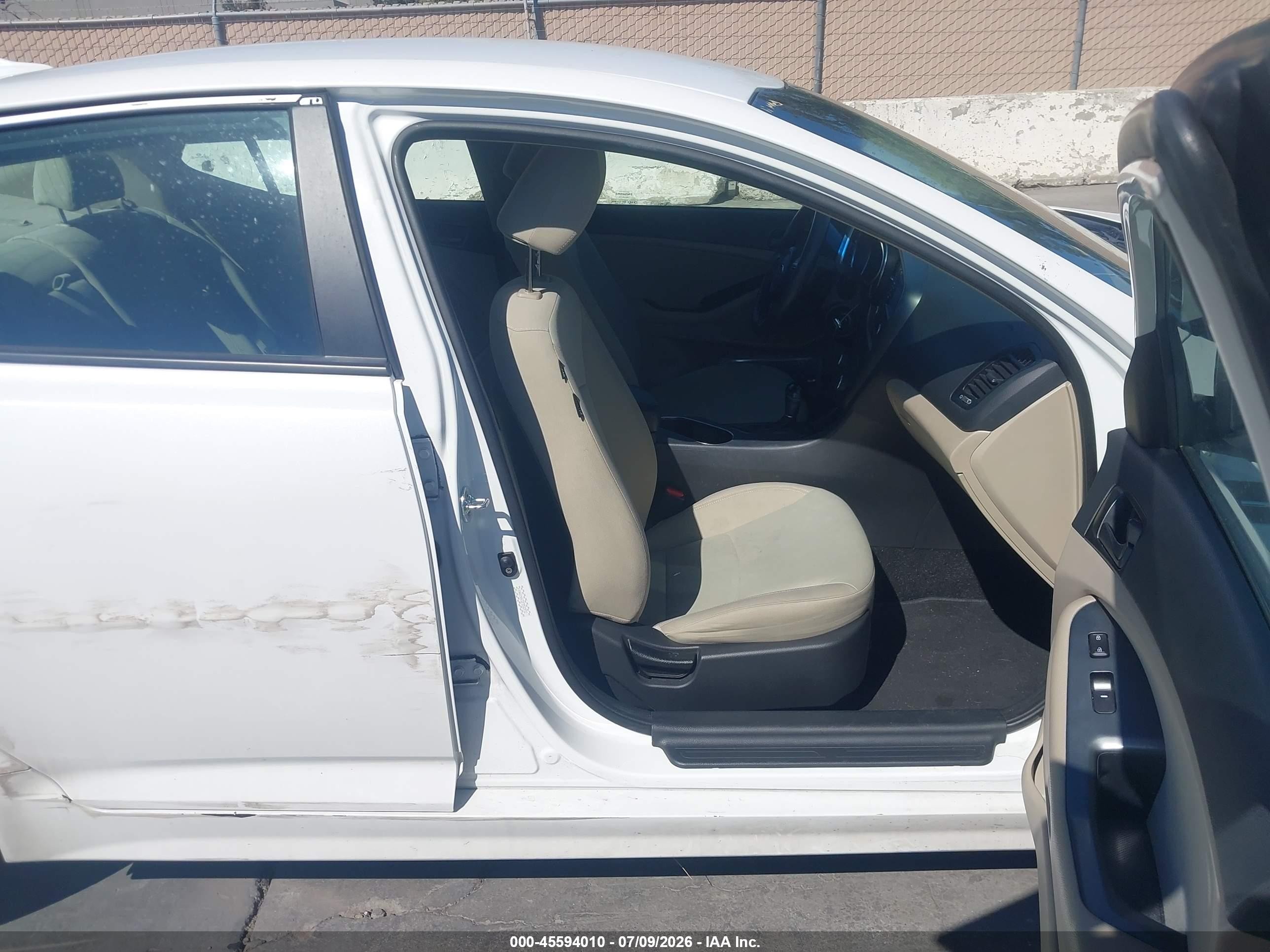 2015 Kia Optima Lx White vin: KNAGM4A72F5532932
