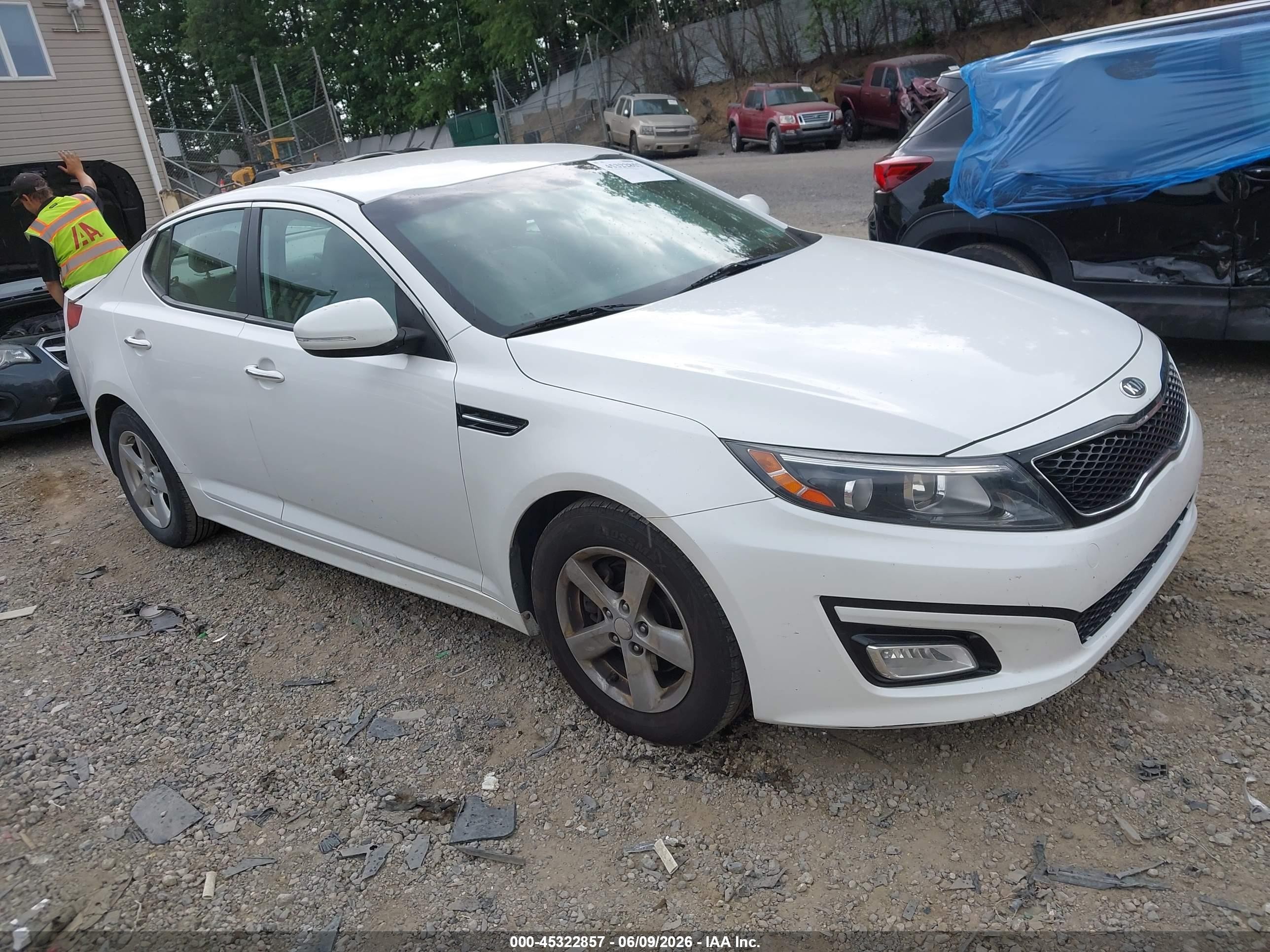 2015 Kia Optima Lx White vin: KNAGM4A74F5556391