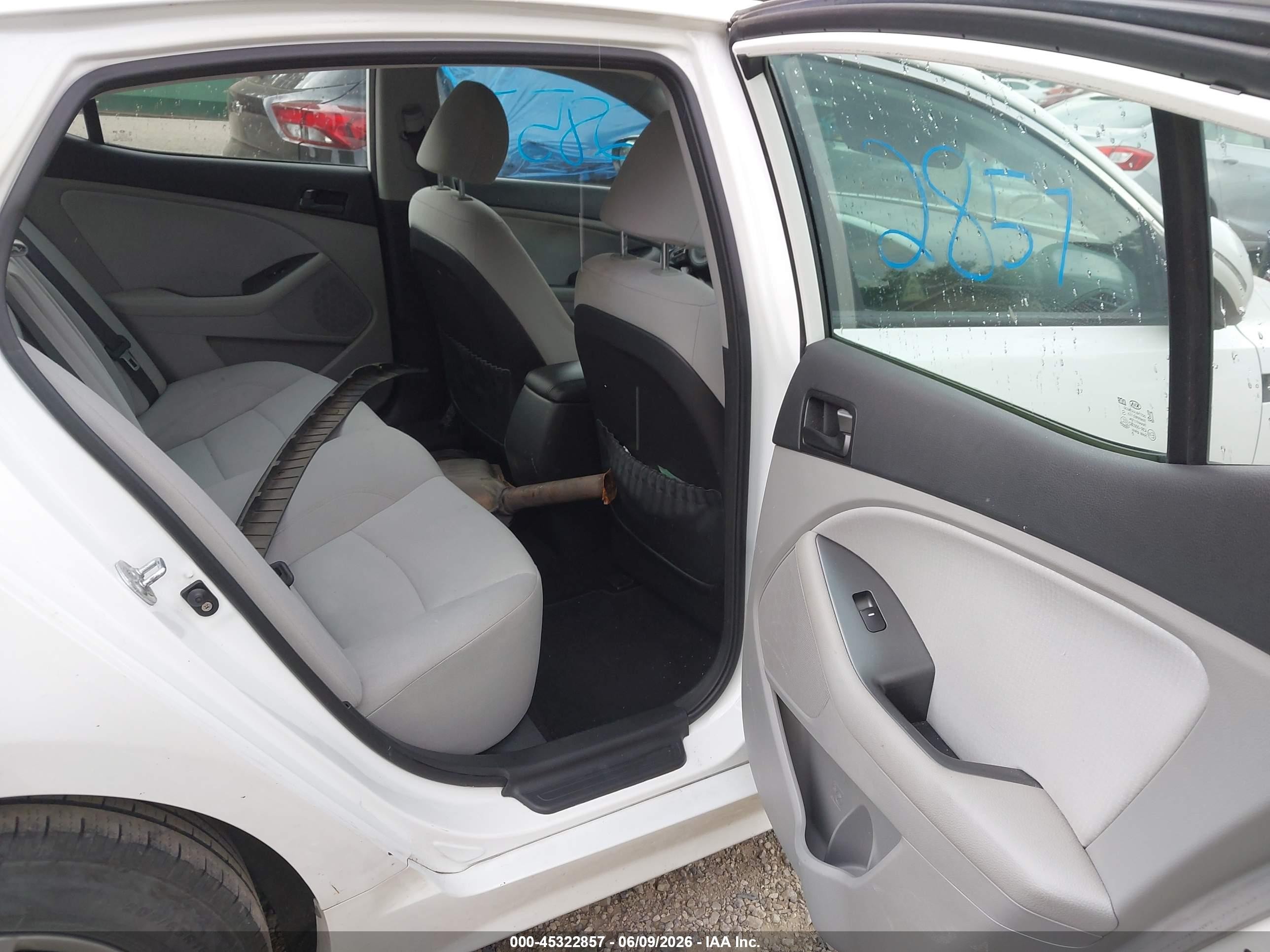 2015 Kia Optima Lx White vin: KNAGM4A74F5556391