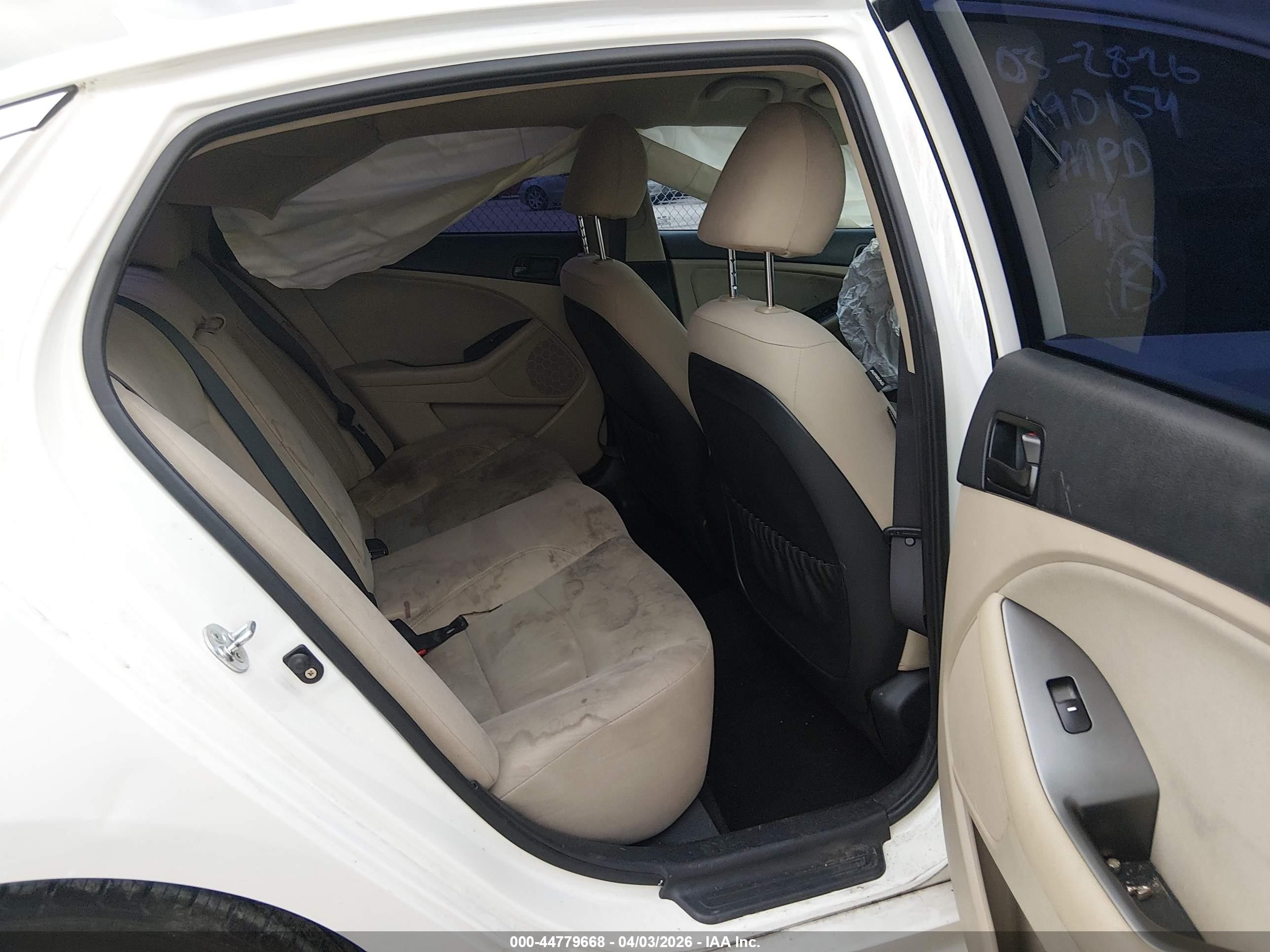 2015 Kia Optima Lx White vin: KNAGM4A74F5601331