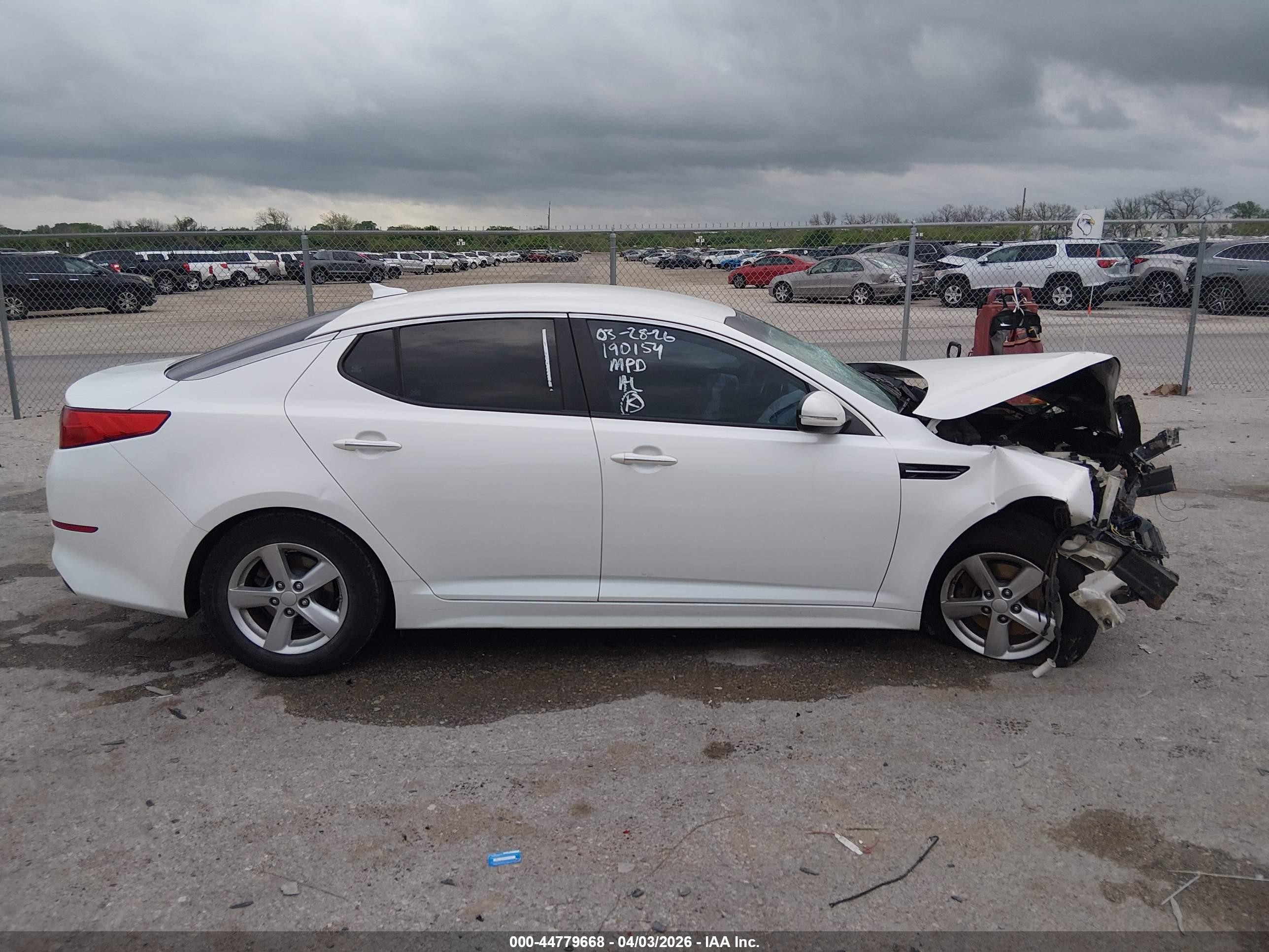 2015 Kia Optima Lx White vin: KNAGM4A74F5601331